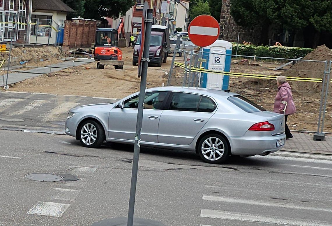 Mistrz kierownicy z Gryfina: Zablokował pasy i plac budowy, a potem o mało nie potrącił pieszej Mistrz kierownicy z Gryfina: Zablokował pasy i plac budowy, a potem o mało nie potrącił pieszej