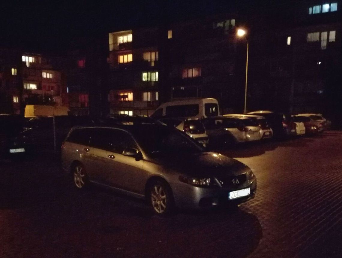 Mistrz parkowania blokuje wyjazd Mistrz parkowania blokuje wyjazd