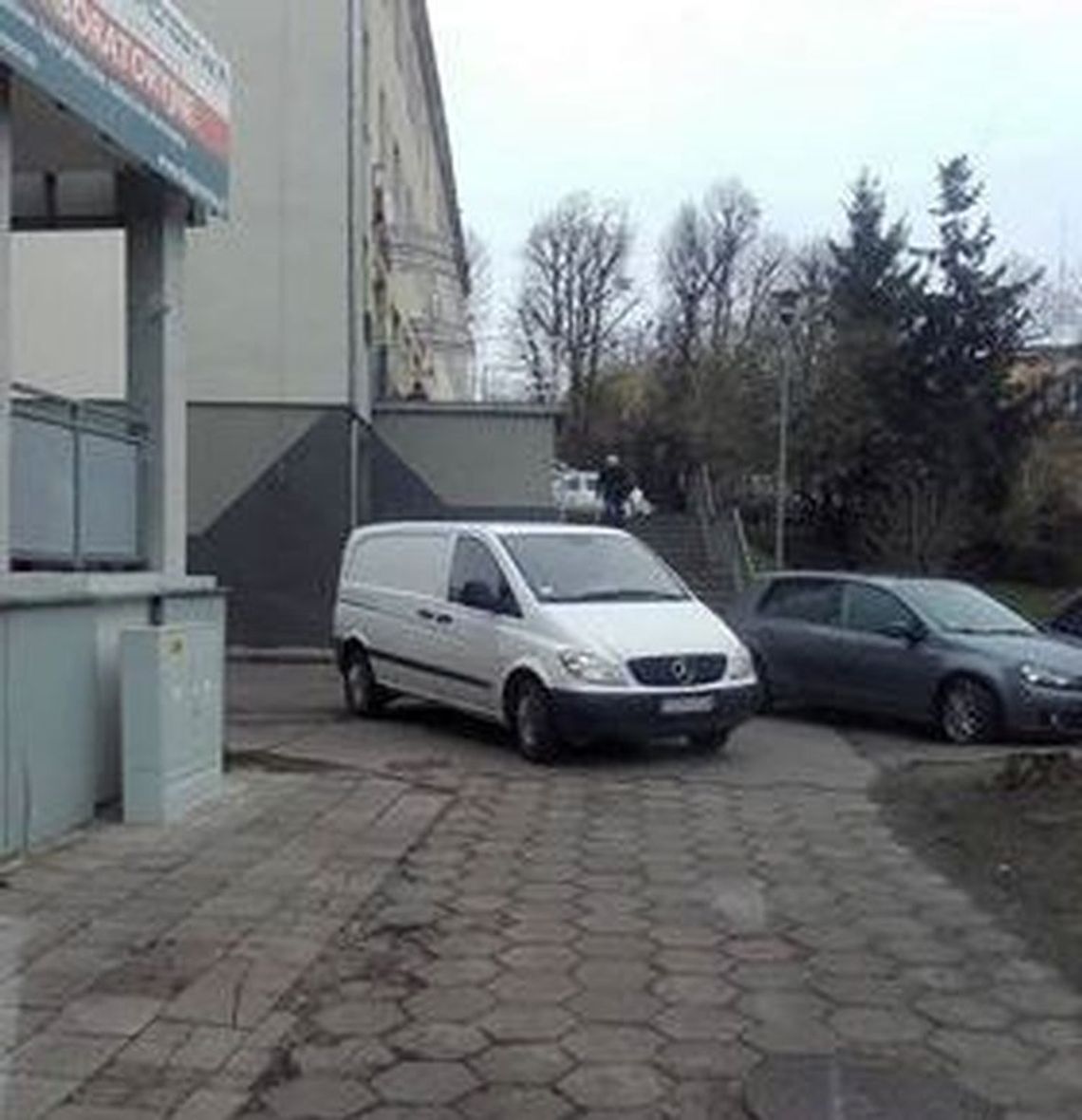 Mistrz parkowania koło szpitala