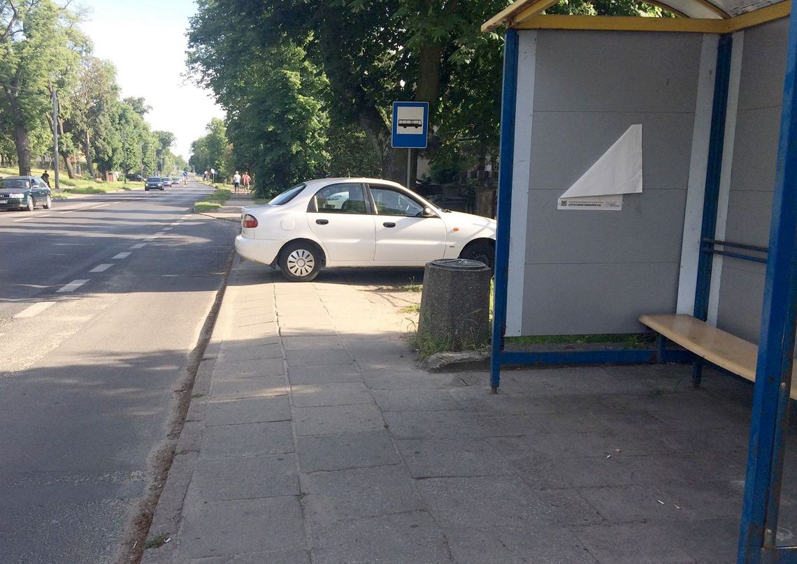 Mistrz parkowania na chodniku obok przystanku