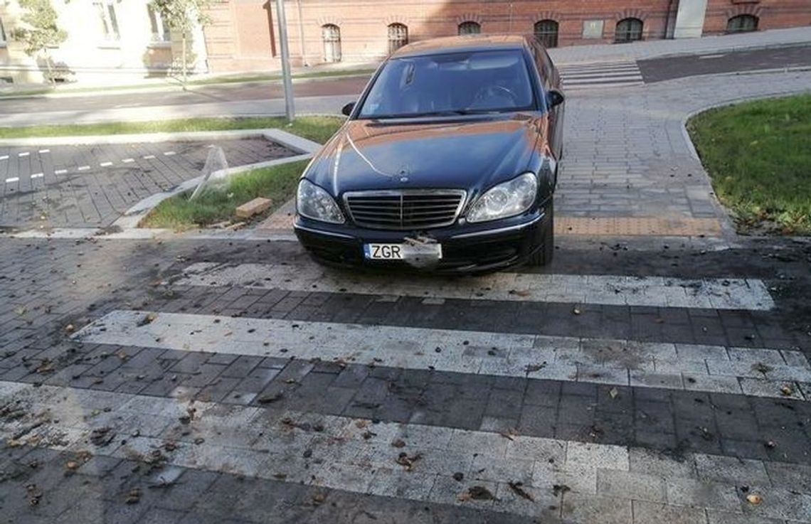 Mistrz parkowania na... pasach. Pod nosem straży miejskiej Mistrz parkowania na... pasach. Pod nosem straży miejskiej