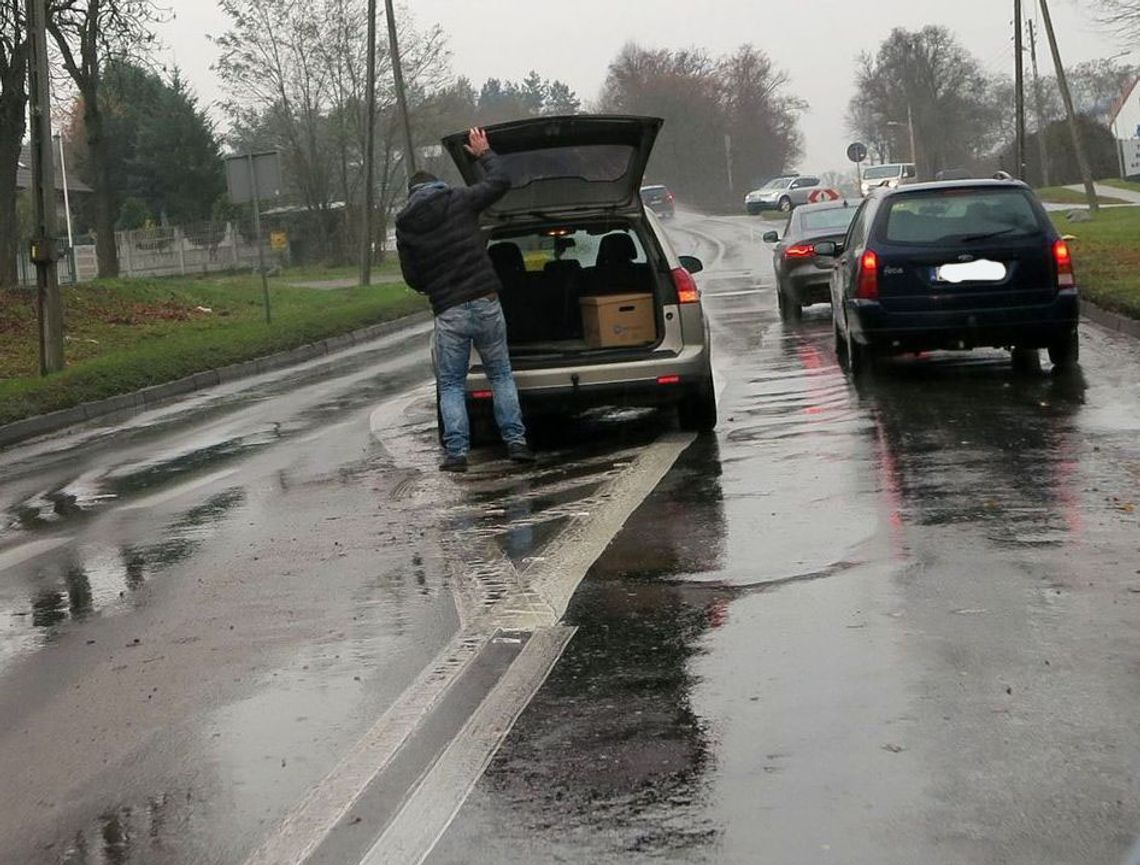 Mistrz parkowania na środku Łużyckiej Mistrz parkowania na środku Łużyckiej