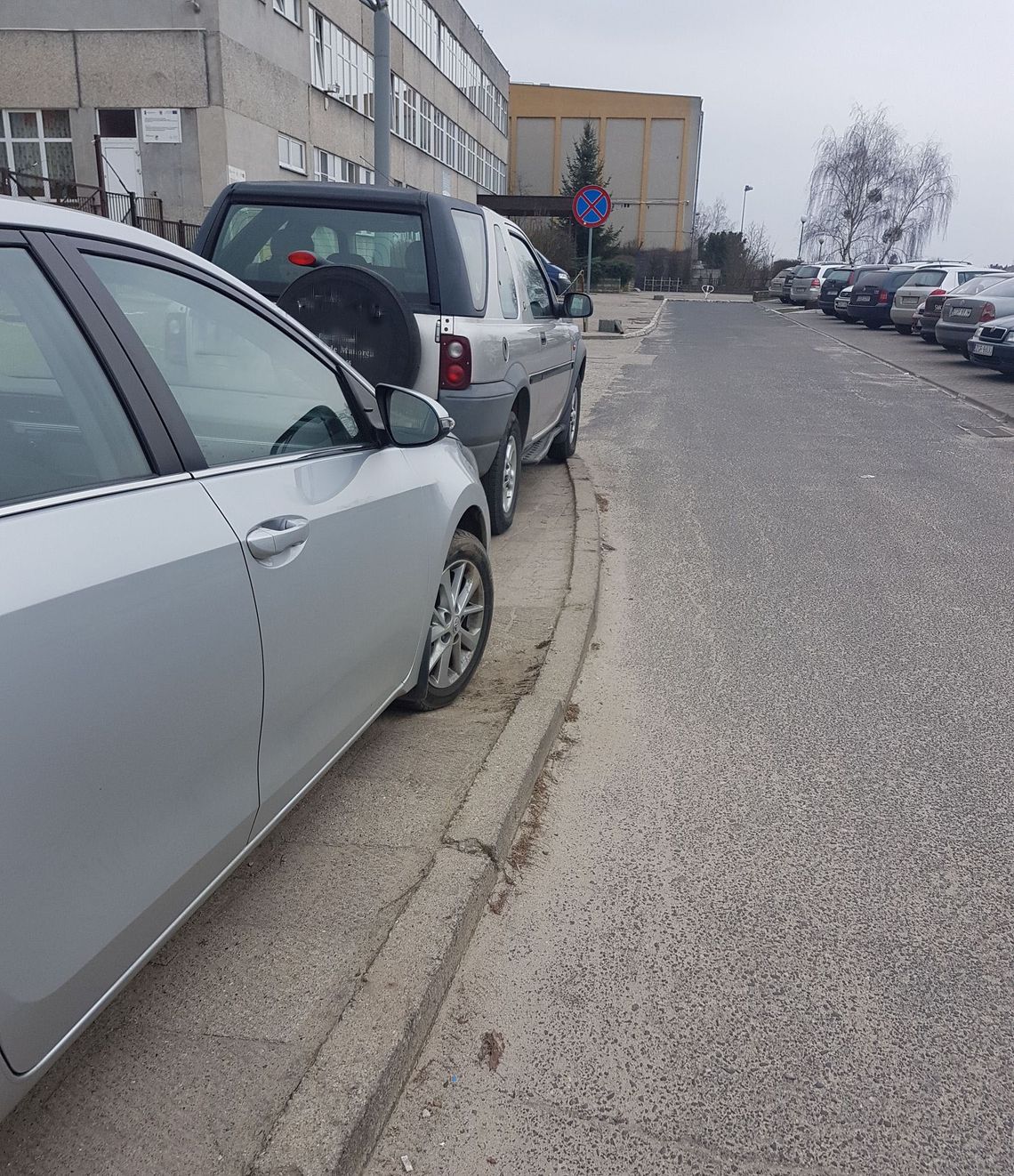 Mistrz parkowania niemal na każdym kroku - czytelnik przesyła zdjęcia