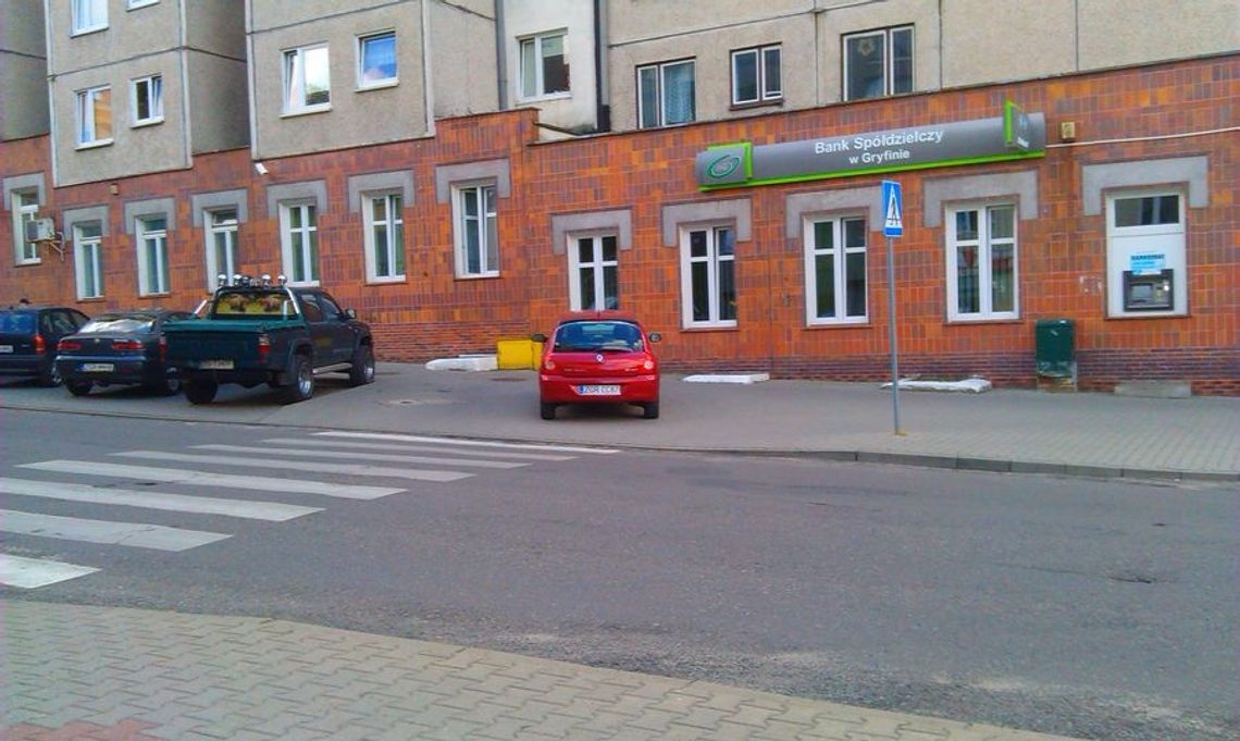 Mistrz parkowania pod bankiem
