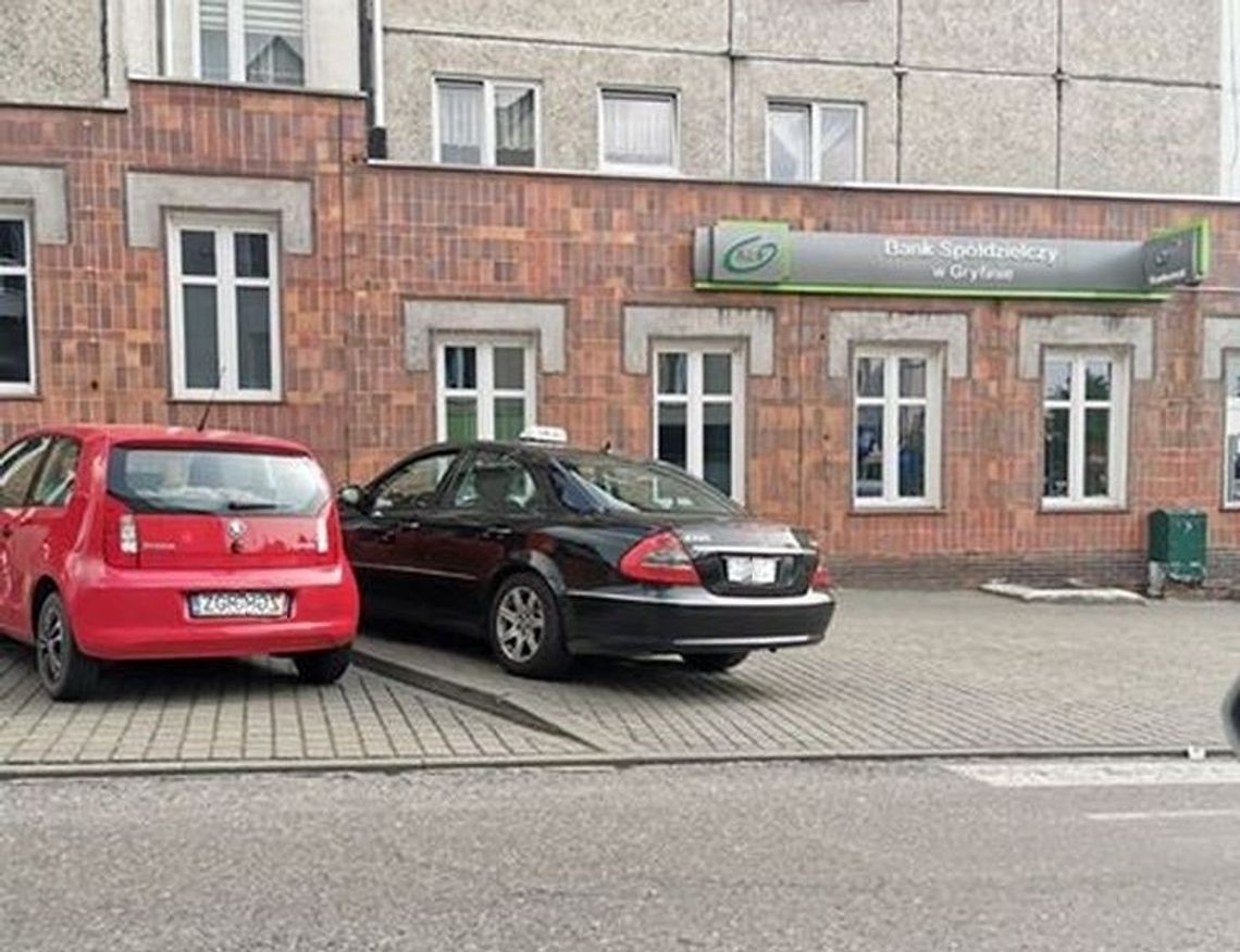 Mistrz parkowania przed bankiem