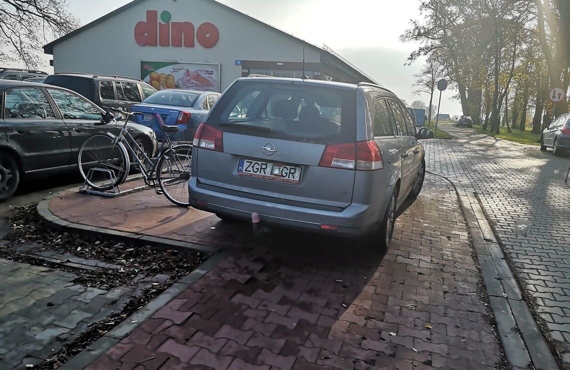 Mistrz parkowania przed Dino