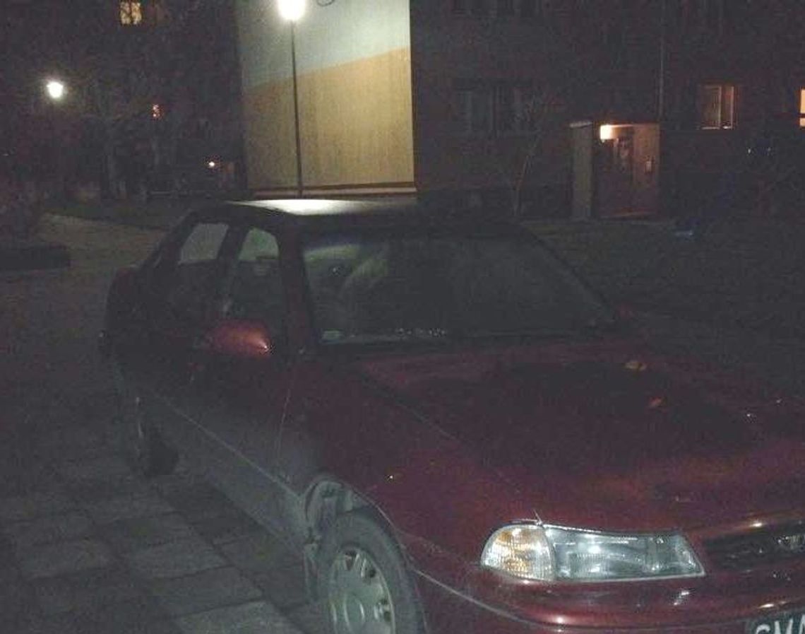 Mistrz parkowania przeszkadza pieszemu Mistrz parkowania przeszkadza pieszemu