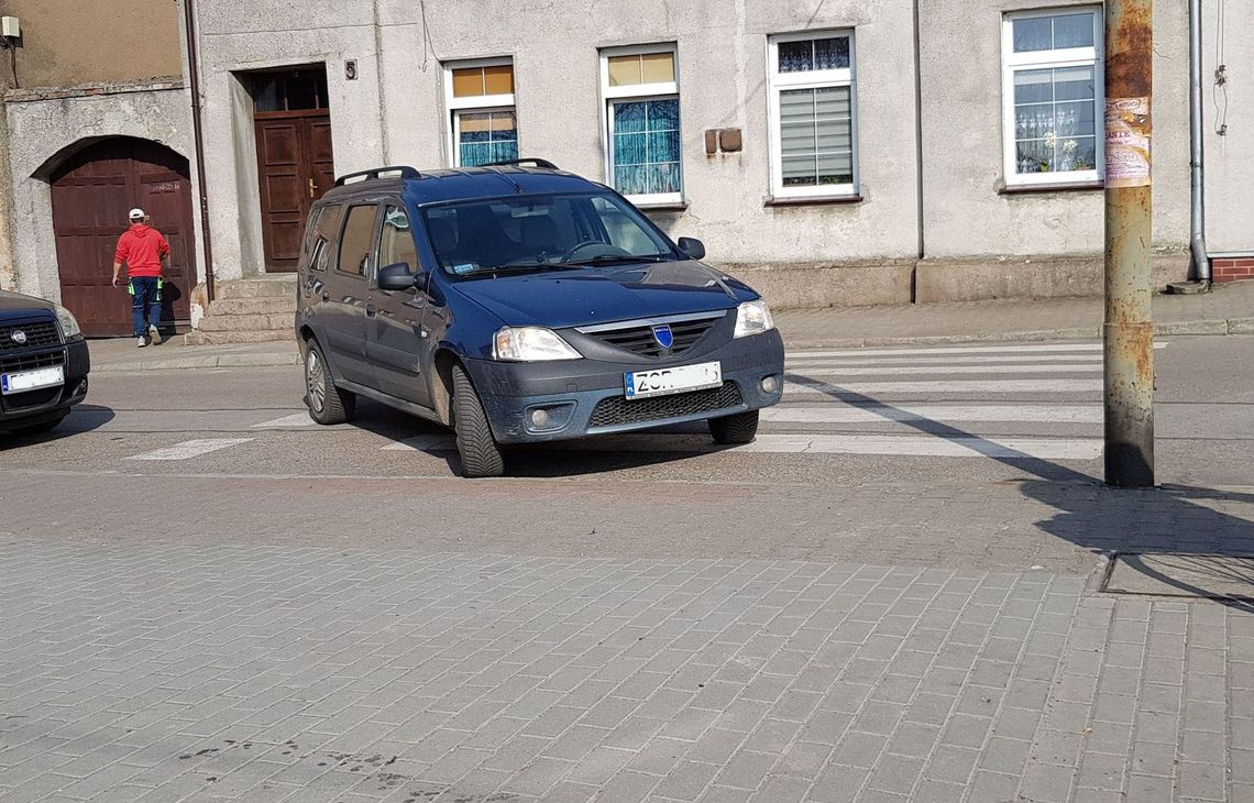 Mistrz parkowania stanął centralnie na pasach Mistrz parkowania stanął centralnie na pasach