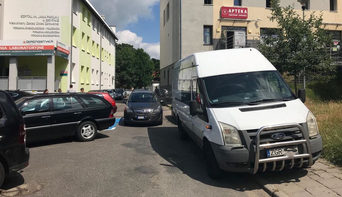 „Mistrz parkowania” zatarasował ul. Niepodległości