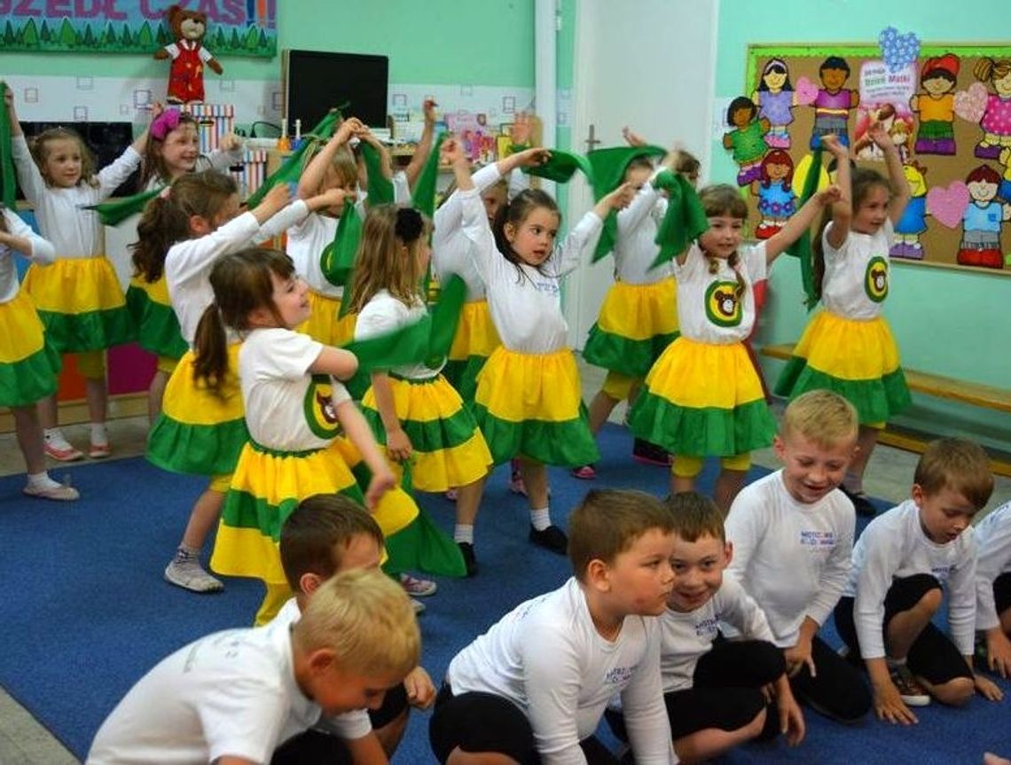 Mistrzom kodowania przyglądali się senator, marszałek, wójt, radni sejmiku oraz dyrektorzy przedszkoli Mistrzom kodowania przyglądali się senator, marszałek, wójt, radni sejmiku oraz dyrektorzy przedszkoli