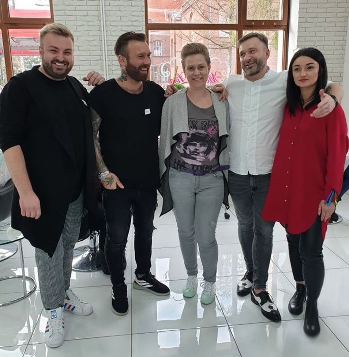 Mistrzowie fryzjerstwa w salonie "Mona Lisa". Metamorfozy fryzur gratis Mistrzowie fryzjerstwa w salonie "Mona Lisa". Metamorfozy fryzur gratis