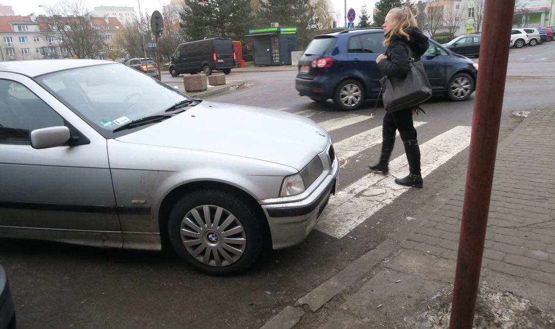 Mistrzowie parkowania blokują przejścia Mistrzowie parkowania blokują przejścia