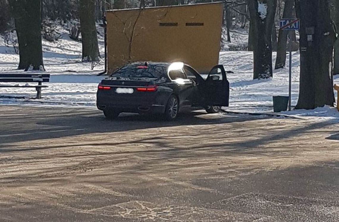 Mistrzowie parkowania. Jeden jako taksówka, drugi niczym zebra Mistrzowie parkowania. Jeden jako taksówka, drugi niczym zebra