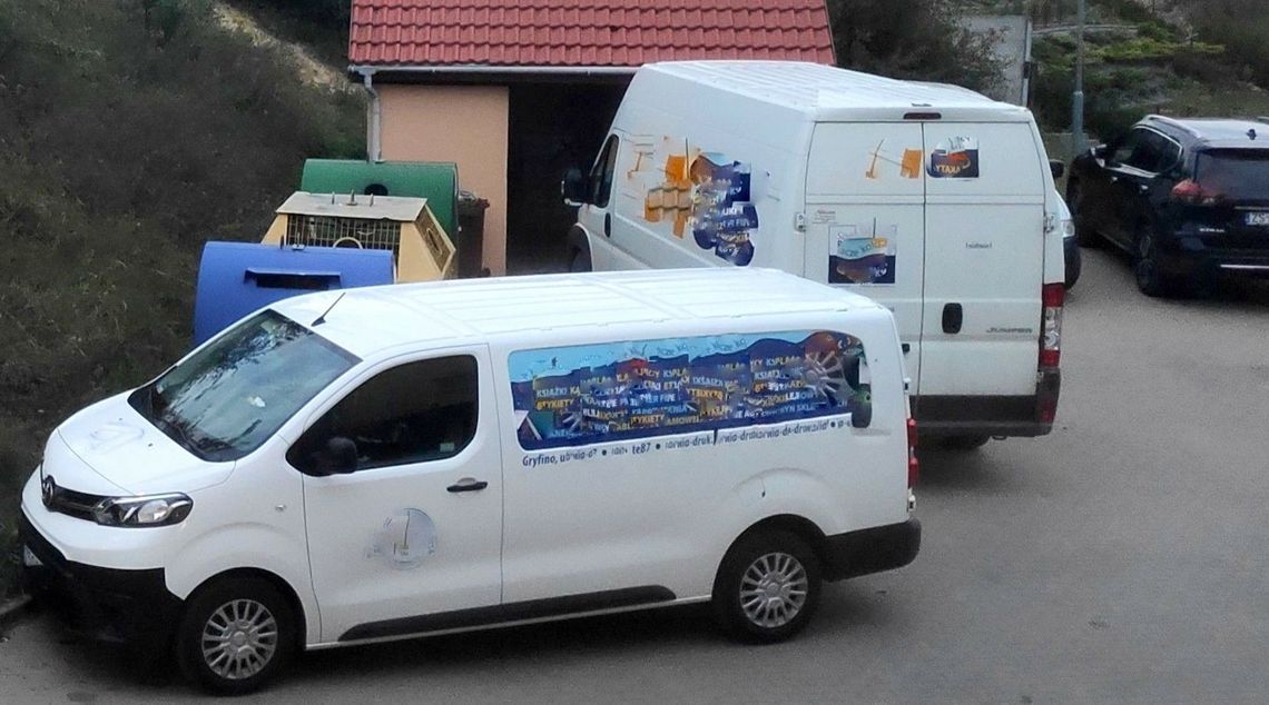 Mistrzowie parkowania zastawili dojście do śmietników - skarży się gryfinianka Mistrzowie parkowania zastawili dojście do śmietników - skarży się gryfinianka