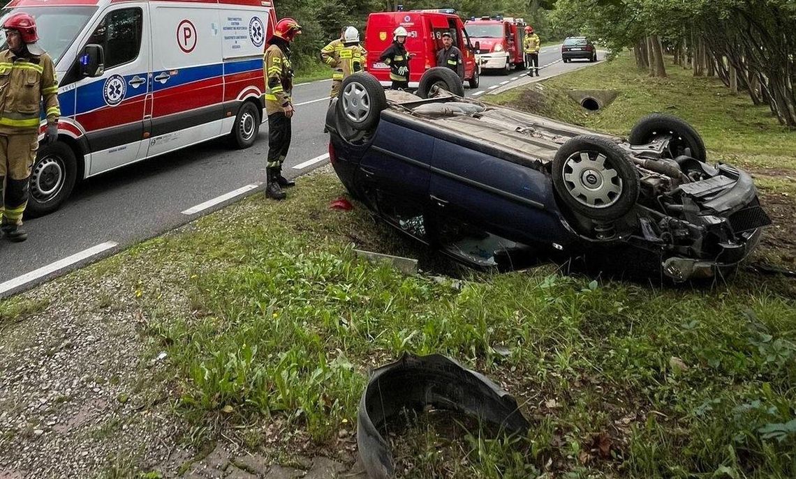 Młody kierowca w ciężkim stanie po dachowaniu Młody kierowca w ciężkim stanie po dachowaniu