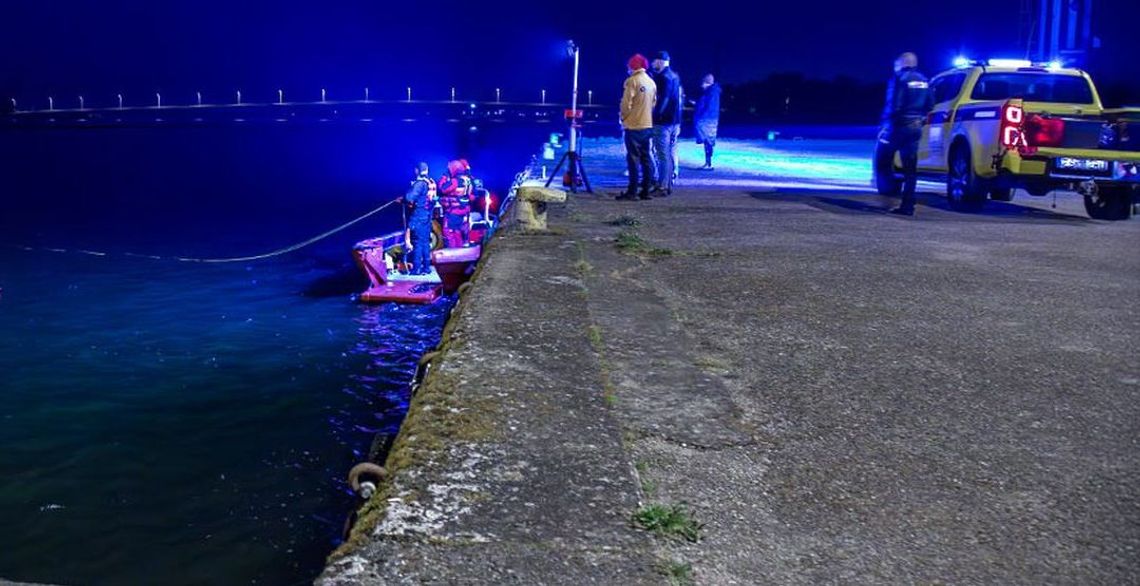 Młody mężczyzna wpadł do wody w swoim samochodzie. Wyciągnięto wrak i zwłoki