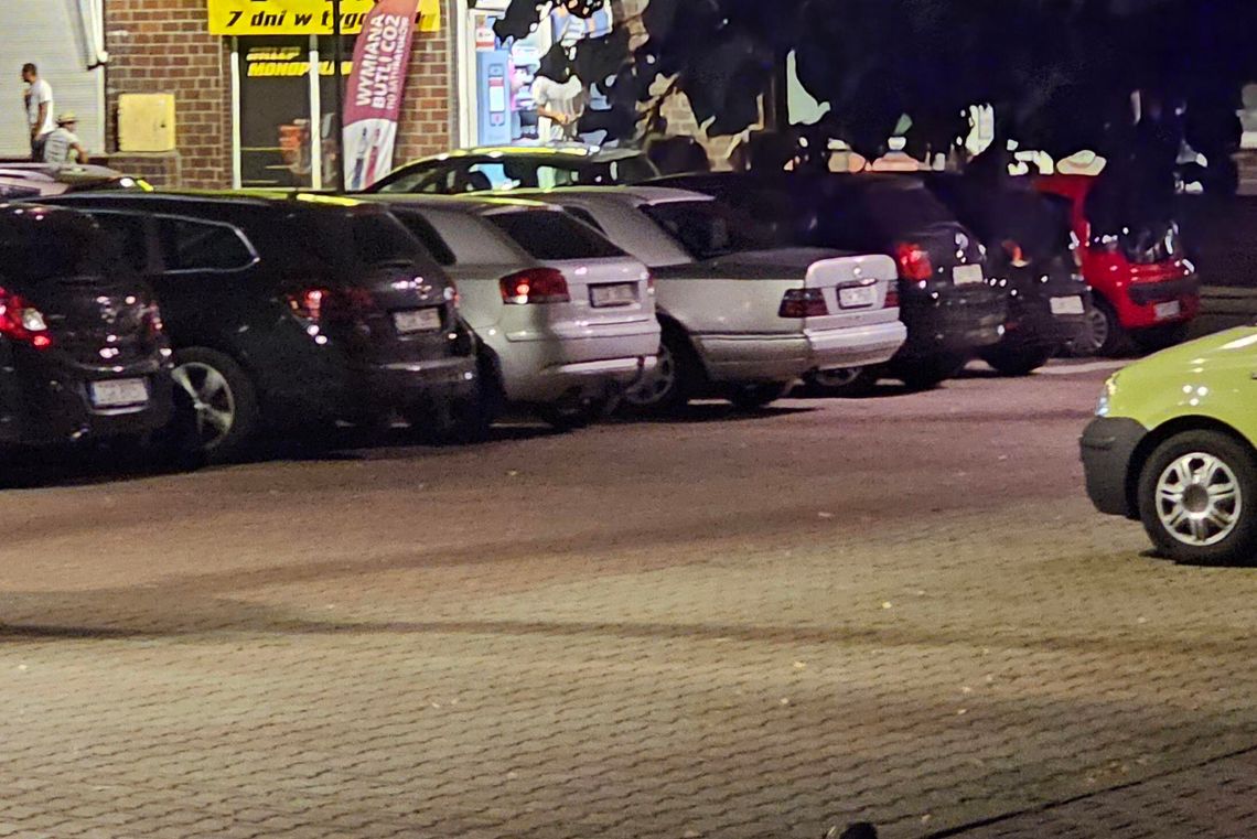 Młody mężczyzna zginął dźgnięty nożem po awanturze przed sklepem nocnym. Trwa obława Młody mężczyzna zginął dźgnięty nożem po awanturze przed sklepem nocnym. Trwa obława