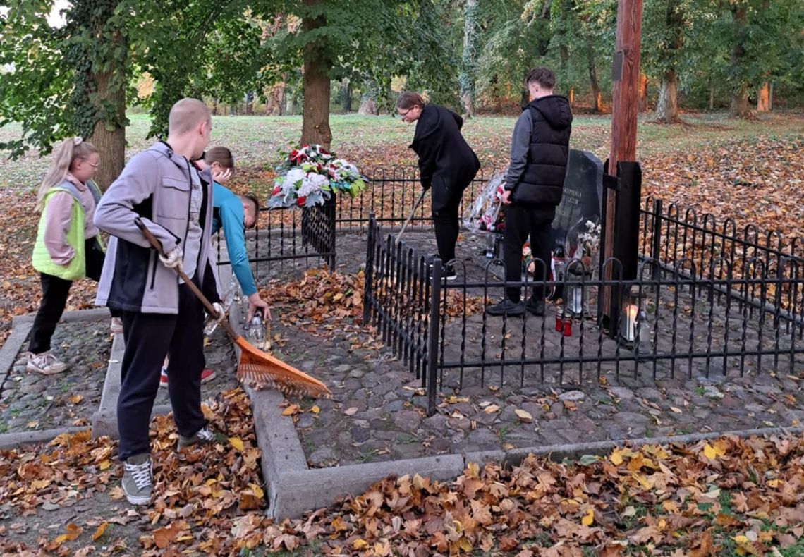 Młodzieżowa Drużyna Pożarnicza w akcji - jesienne porządki przed remizą i na cmentarzu