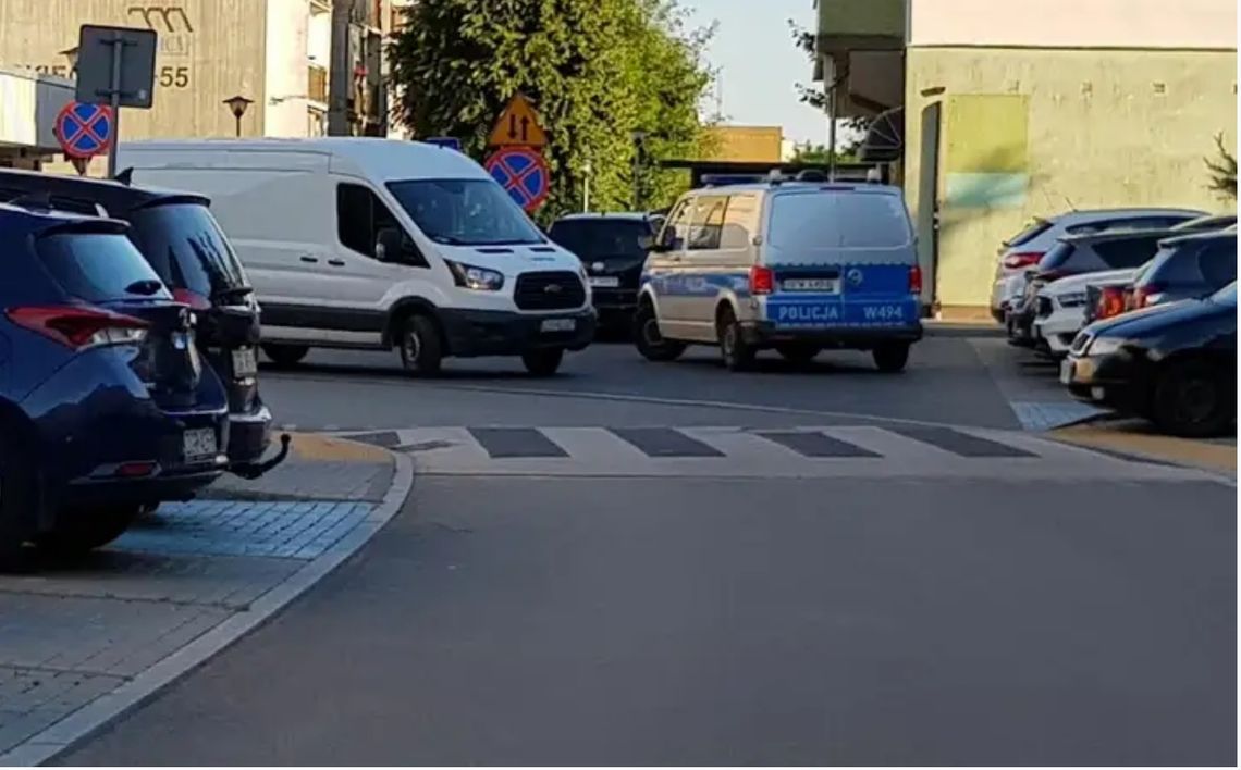 Mocno pijany i ledwo trzymający się na nogach, ale za kółkiem