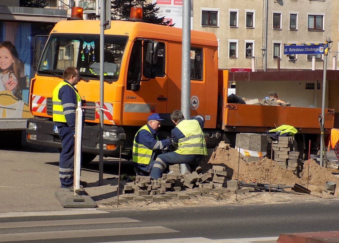 Montują lampę rozwaloną w… sylwestra Montują lampę rozwaloną w… sylwestra
