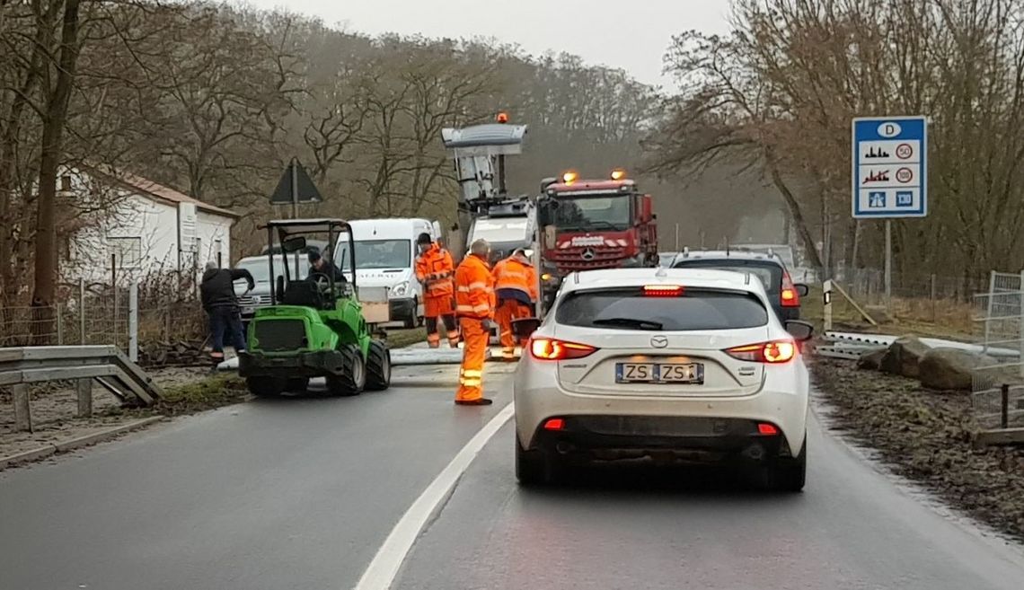 Montują na drodze nową przeszkodę na dziki. Kierowcy, uważajcie! [FOTO]