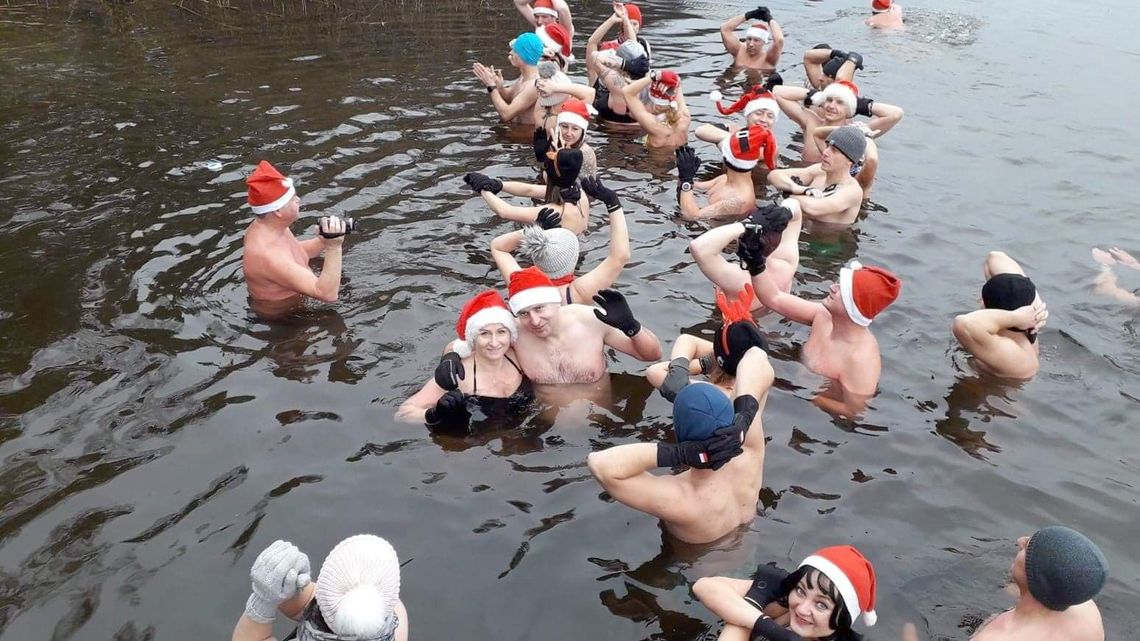 Morsy w mikołajowych czapkach zażywały zimnej kąpieli w Jeziorze Wełtyńskim