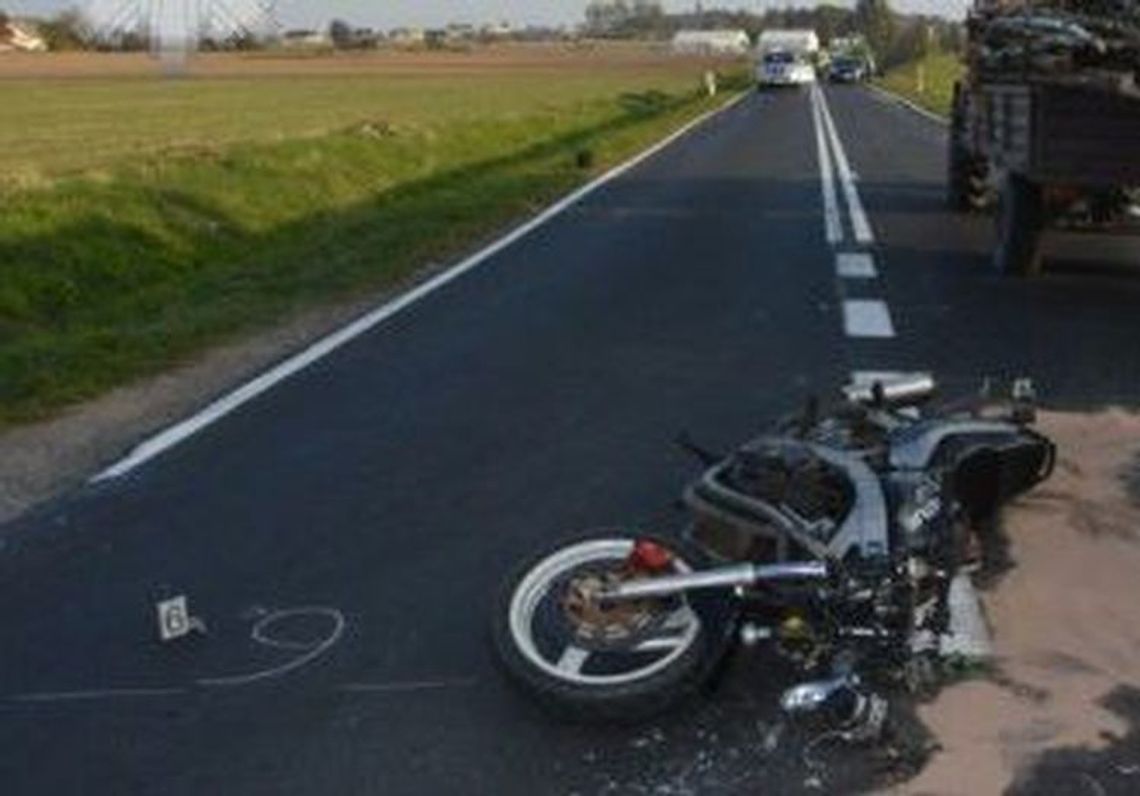 Motocyklista wpadł na ciągnik. Ranny przetransportowany do szpitala helikopterem Motocyklista wpadł na ciągnik. Ranny przetransportowany do szpitala helikopterem