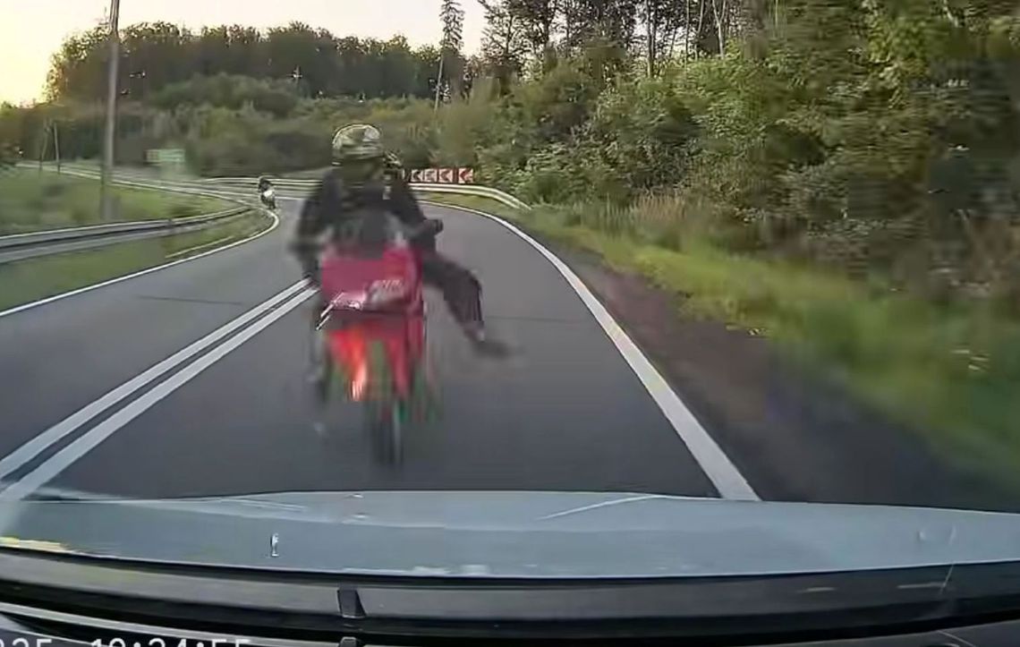 Motocyklista zderzył się czołowo z autem. Nagranie tuż przez wypadkiem Motocyklista zderzył się czołowo z autem. Nagranie tuż przez wypadkiem