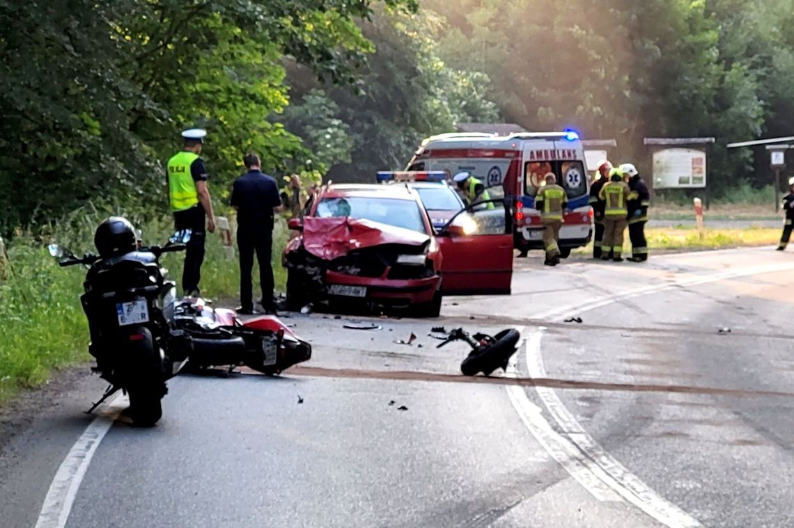 Motocyklista zderzył się z samochodem. Tragedia na zakręcie