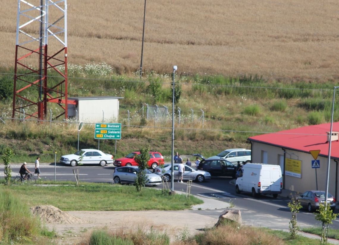 Motorynka wpadła pod samochód Motorynka wpadła pod samochód