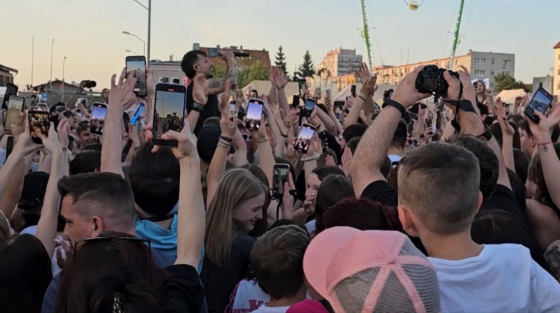 Mr. Polska dał się porwać przez tłum. Dni Gryfina 2024 [WIDEO, FOTO]