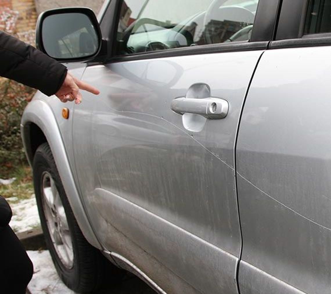 Mściciel parkingowy wpadł. Niszczył samochody, bo były źle zaparkowane Mściciel parkingowy wpadł. Niszczył samochody, bo były źle zaparkowane