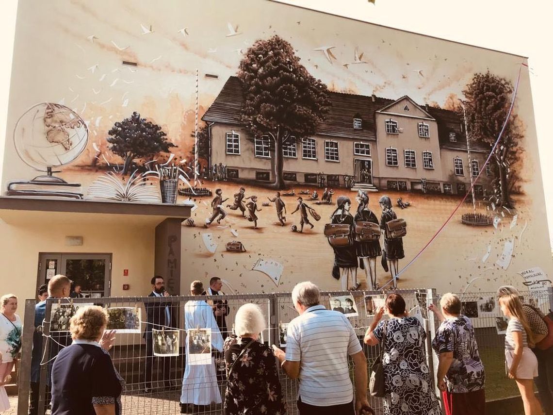 Mural w Krzywinie odsłonili i na dożynkach sołeckich się bawili [FOTO]