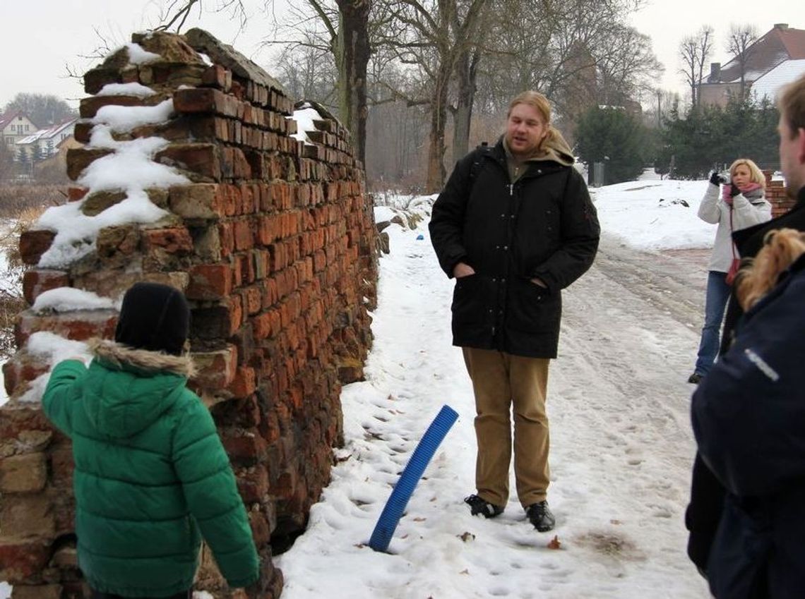 Mury nadal popadają w ruinę