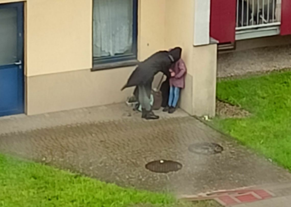 Musiała z dzieckiem szukać schronienia. Tercet zapomniał o wiatach?