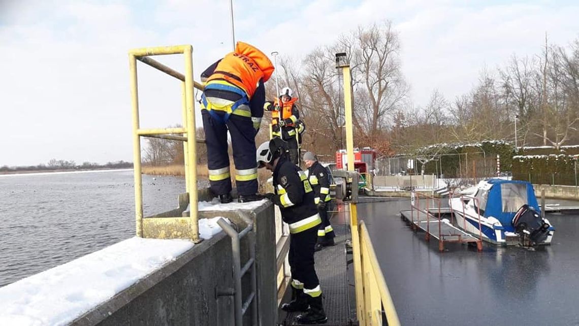 Musieli obniżyć poziom wody na „Delfinku” Musieli obniżyć poziom wody na „Delfinku”