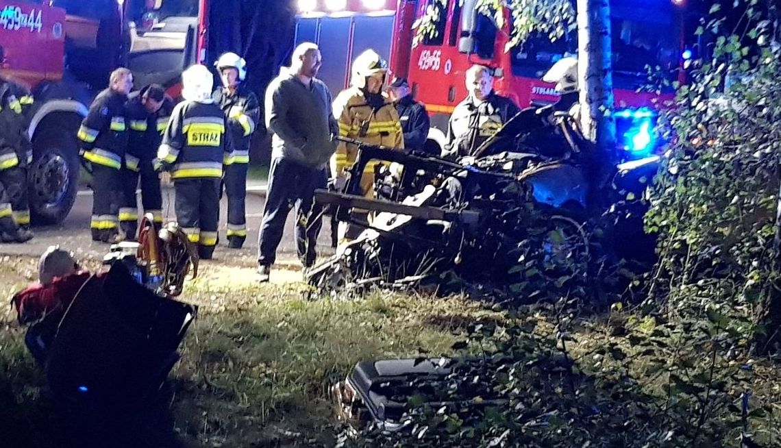 Musieli wyciąć dach auta, żeby uwolnić 19-latka [ZDJĘCIA]