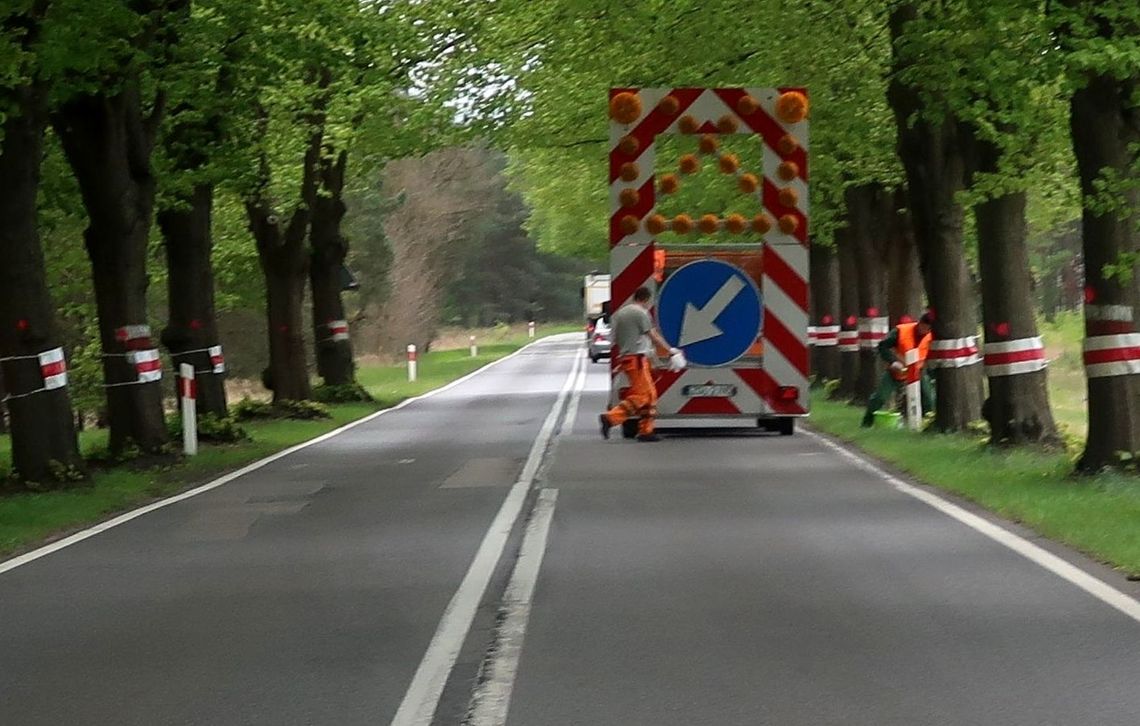 Myją słupki na drodze krajowej nr 31 Myją słupki na drodze krajowej nr 31