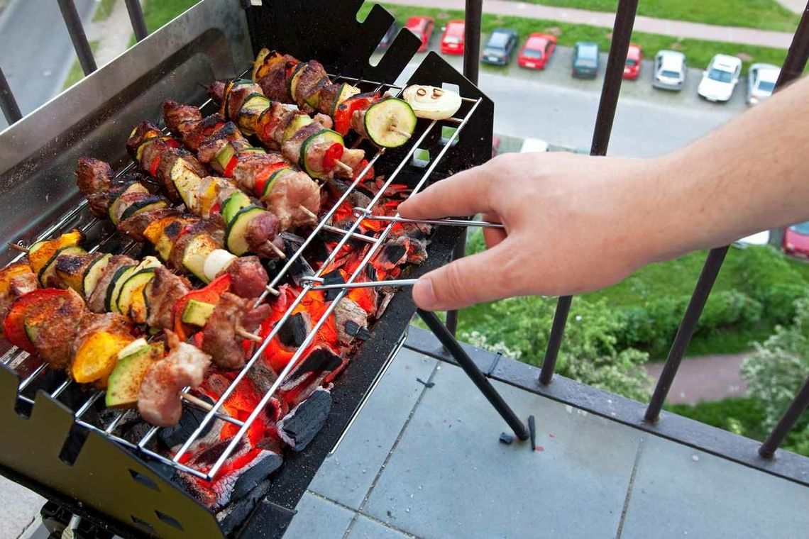 Na balkonie, w parku, w lesie. Jak grillować, żeby nie narazić się na mandat? Na balkonie, w parku, w lesie. Jak grillować, żeby nie narazić się na mandat?