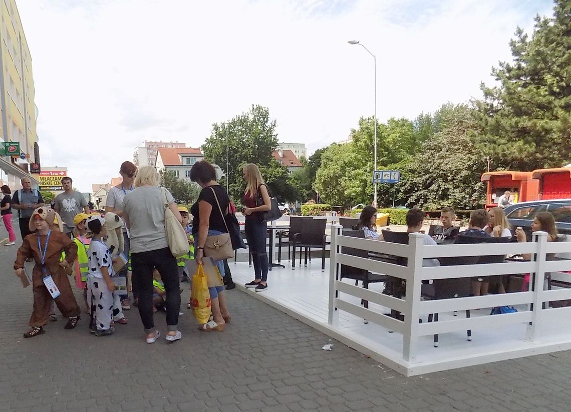 Na chodniku urządzili biały ogródek. To był strzał w dziesiątkę! Na chodniku urządzili biały ogródek. To był strzał w dziesiątkę!