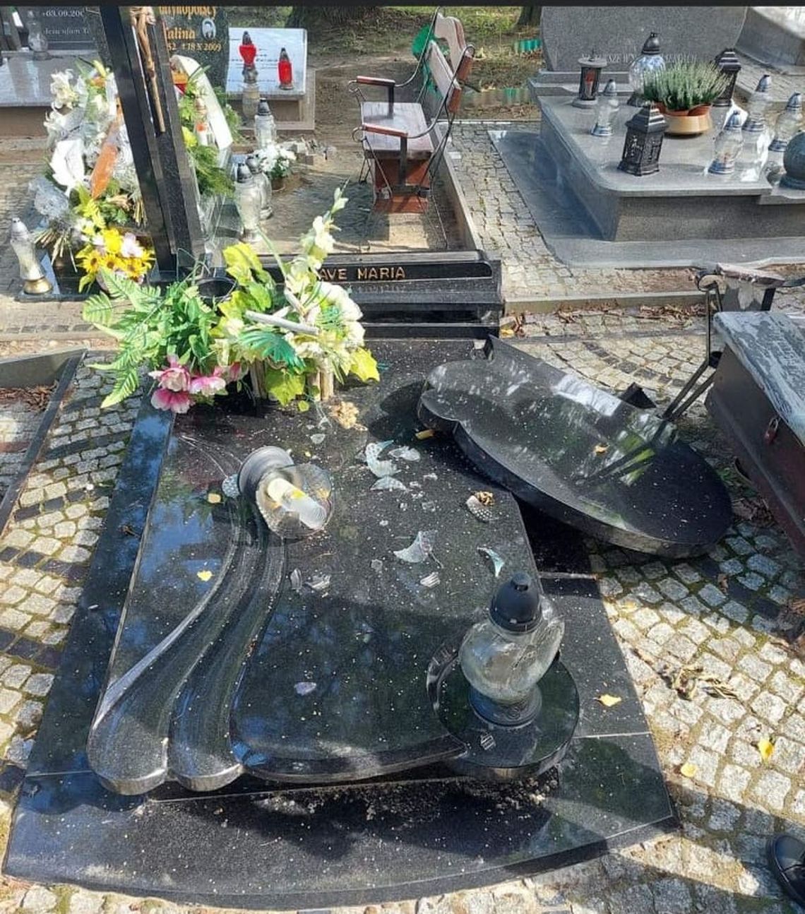 Na cmentarzu doszło do aktu wandalizmu?