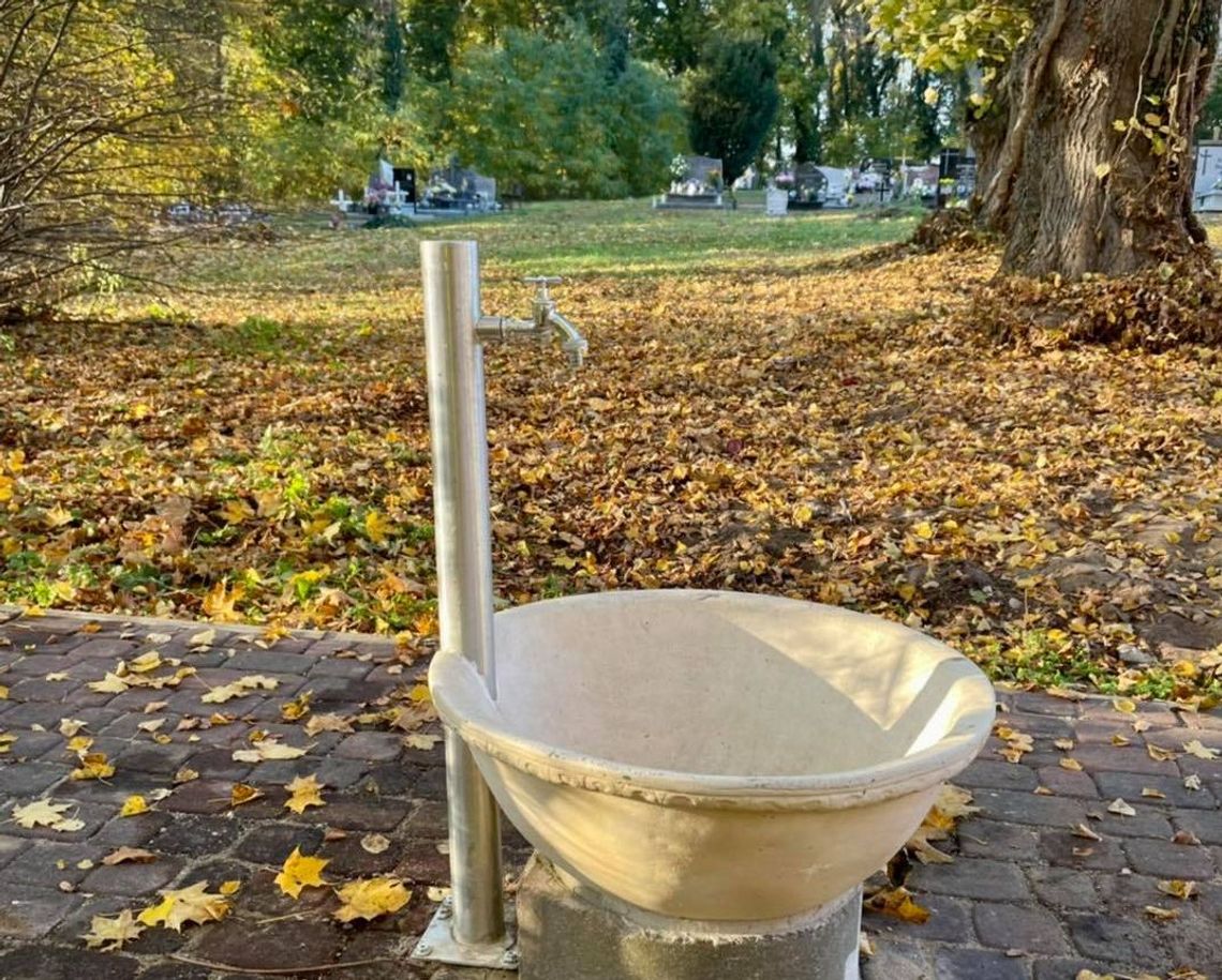 Na cmentarzu wymienili ogrodzenie i doprowadzili wodę Na cmentarzu wymienili ogrodzenie i doprowadzili wodę