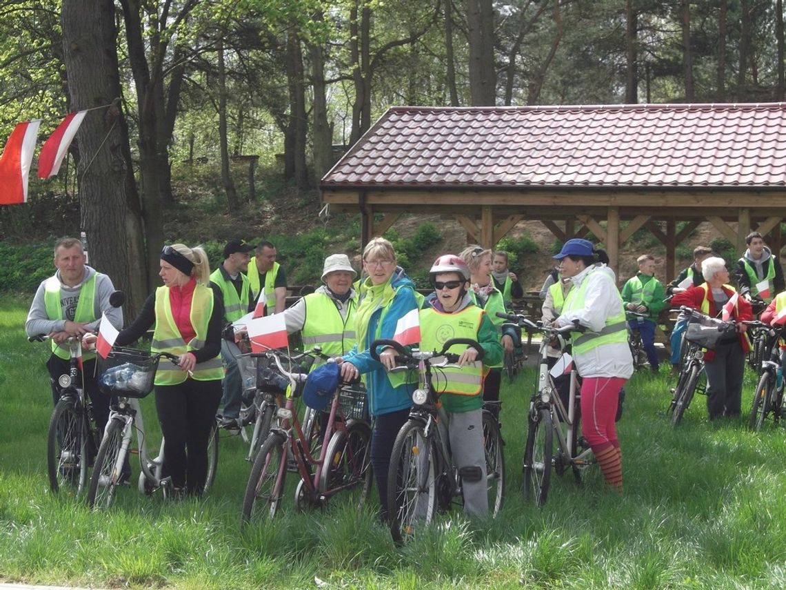 Na dwóch kółkach szlakiem pamięci narodowej Na dwóch kółkach szlakiem pamięci narodowej