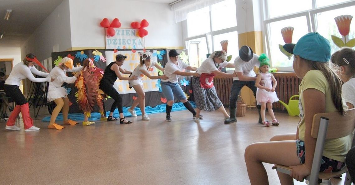 Na festynie rodzinnym nauczyciele przedstawili „Rzepkę” Na festynie rodzinnym nauczyciele przedstawili „Rzepkę”