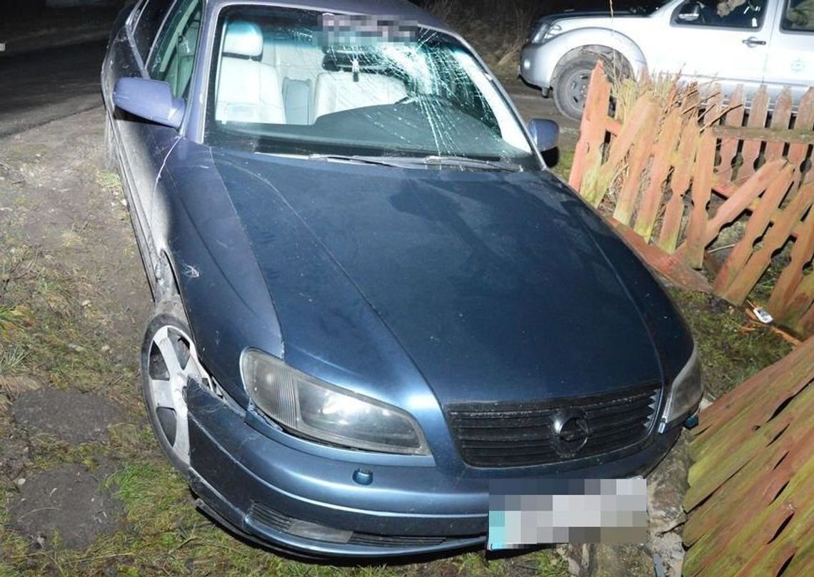 Na łuku wypadł z drogi i uderzył w ogrodzenie. Trzeba było mu zabrać kluczyki Na łuku wypadł z drogi i uderzył w ogrodzenie. Trzeba było mu zabrać kluczyki