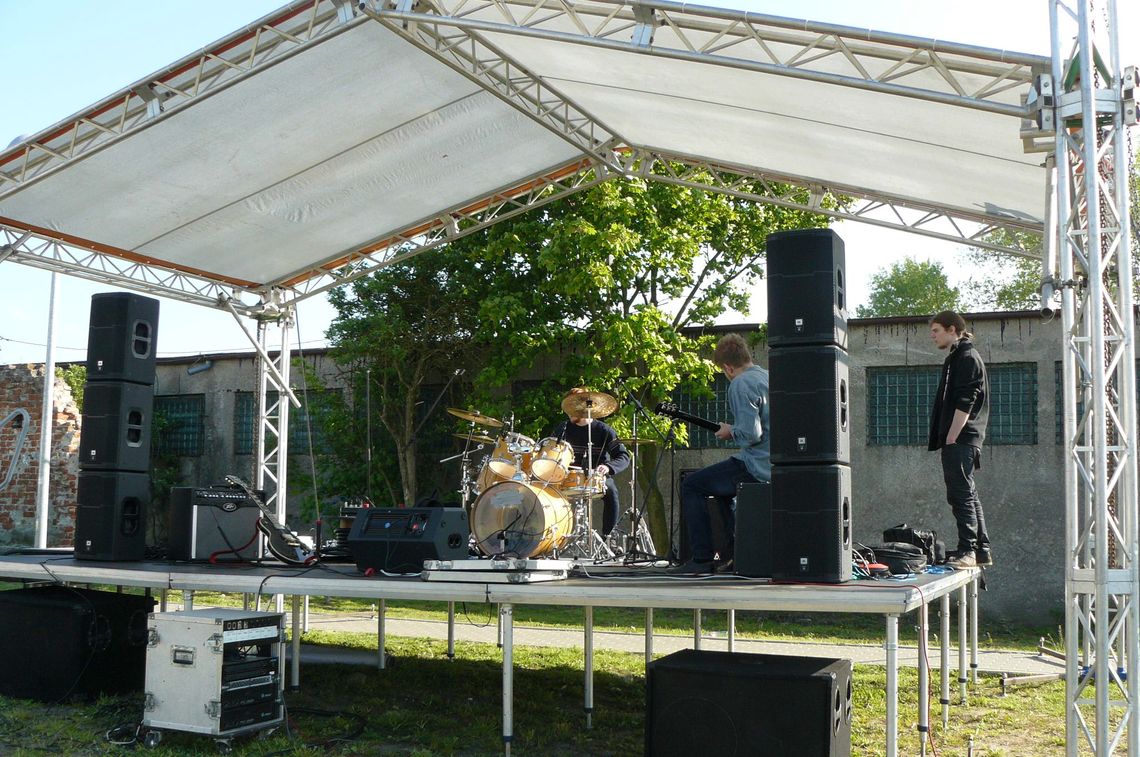 Na nabrzeżu na razie pustawo Na nabrzeżu na razie pustawo