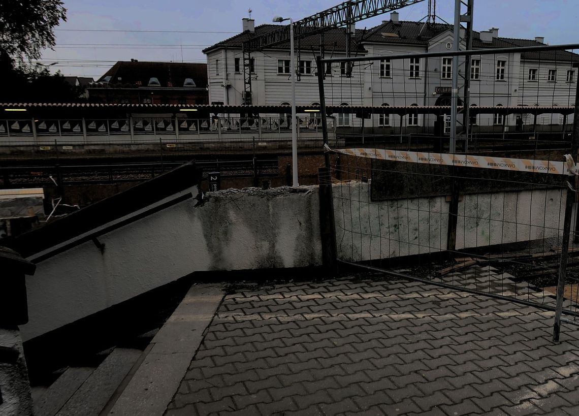 Na nieoświetlonych schodach może dojść do tragicznego w skutkach wypadku - ostrzega czytelnik Na nieoświetlonych schodach może dojść do tragicznego w skutkach wypadku - ostrzega czytelnik