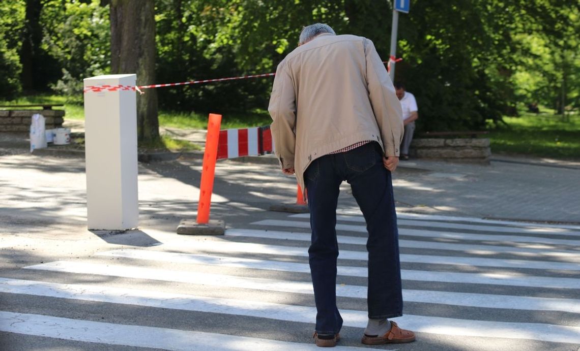 Na parkingu malują już pasy Na parkingu malują już pasy