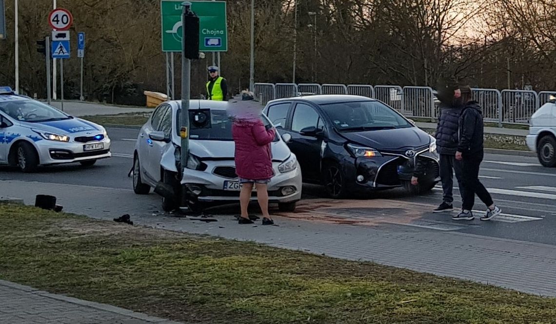 Na pasach uderzyła w auto i wbiła się w sygnalizator