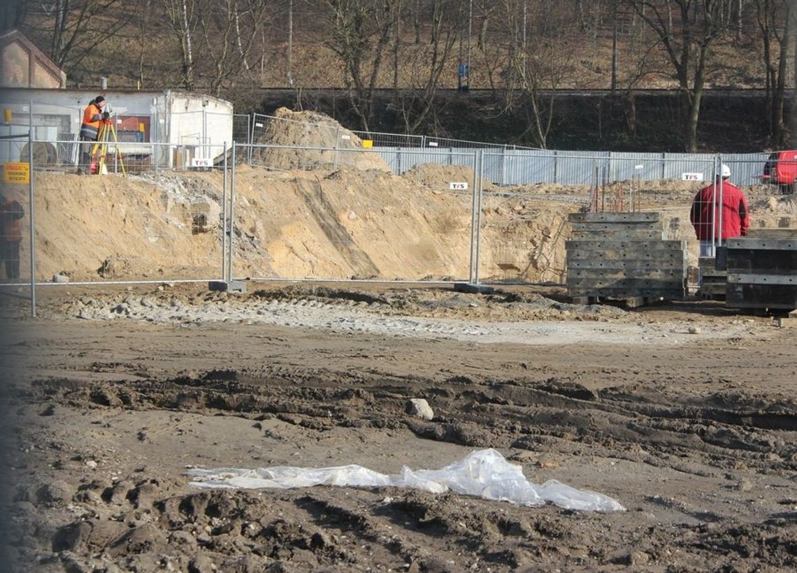 Na razie jest dziura, ale będzie tu komenda policji Na razie jest dziura, ale będzie tu komenda policji